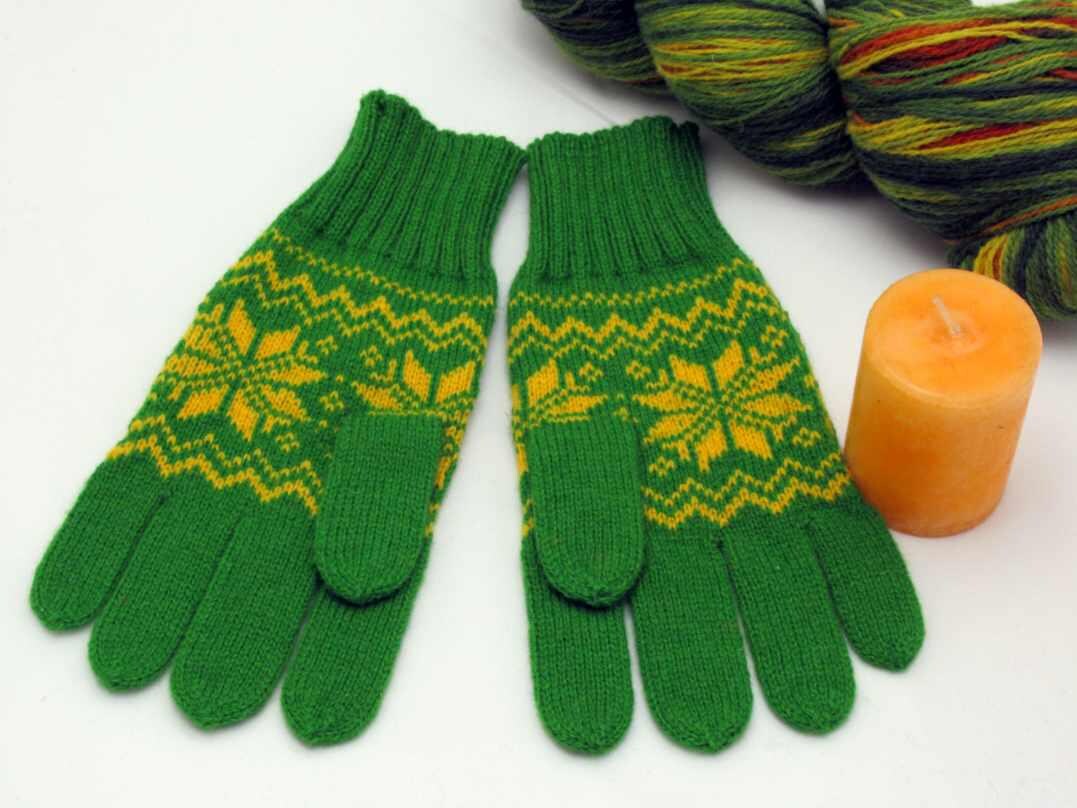 Knitted Wool Gloves in Green with Yellow Stars.