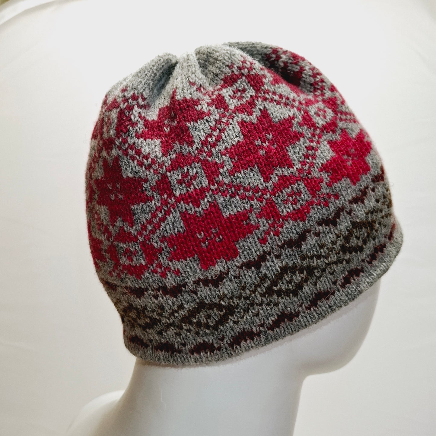 Knitted Wool Hat Beane in Gray with Red Northern Stars.