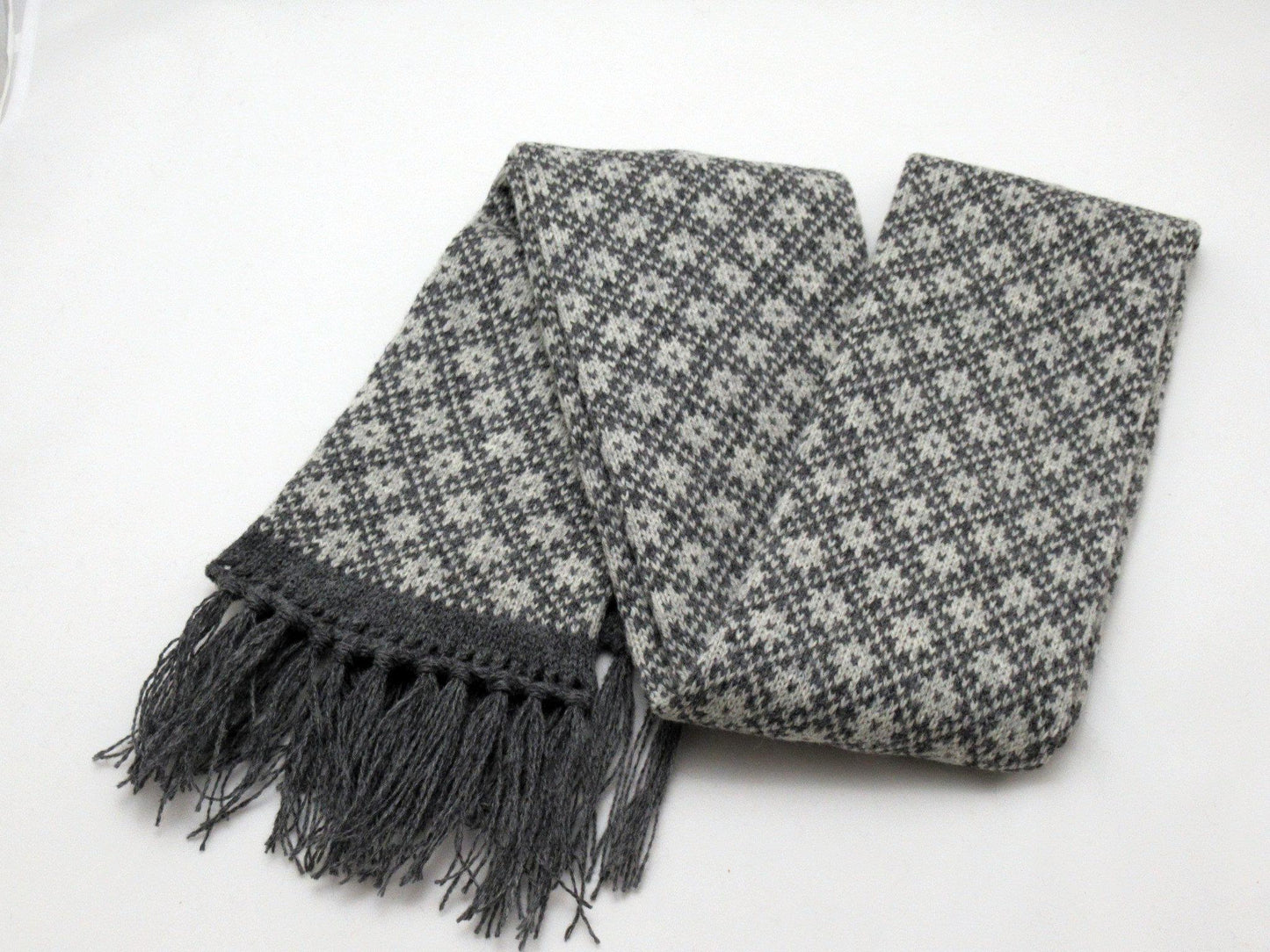 Long Winter Scarf in Gray with Muhu Stars.