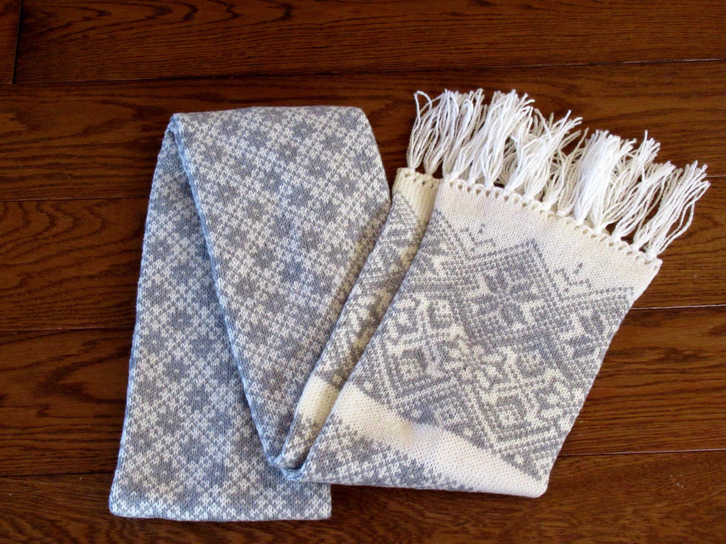 Langer Winterschal in Weiß mit grauen Ornamenten