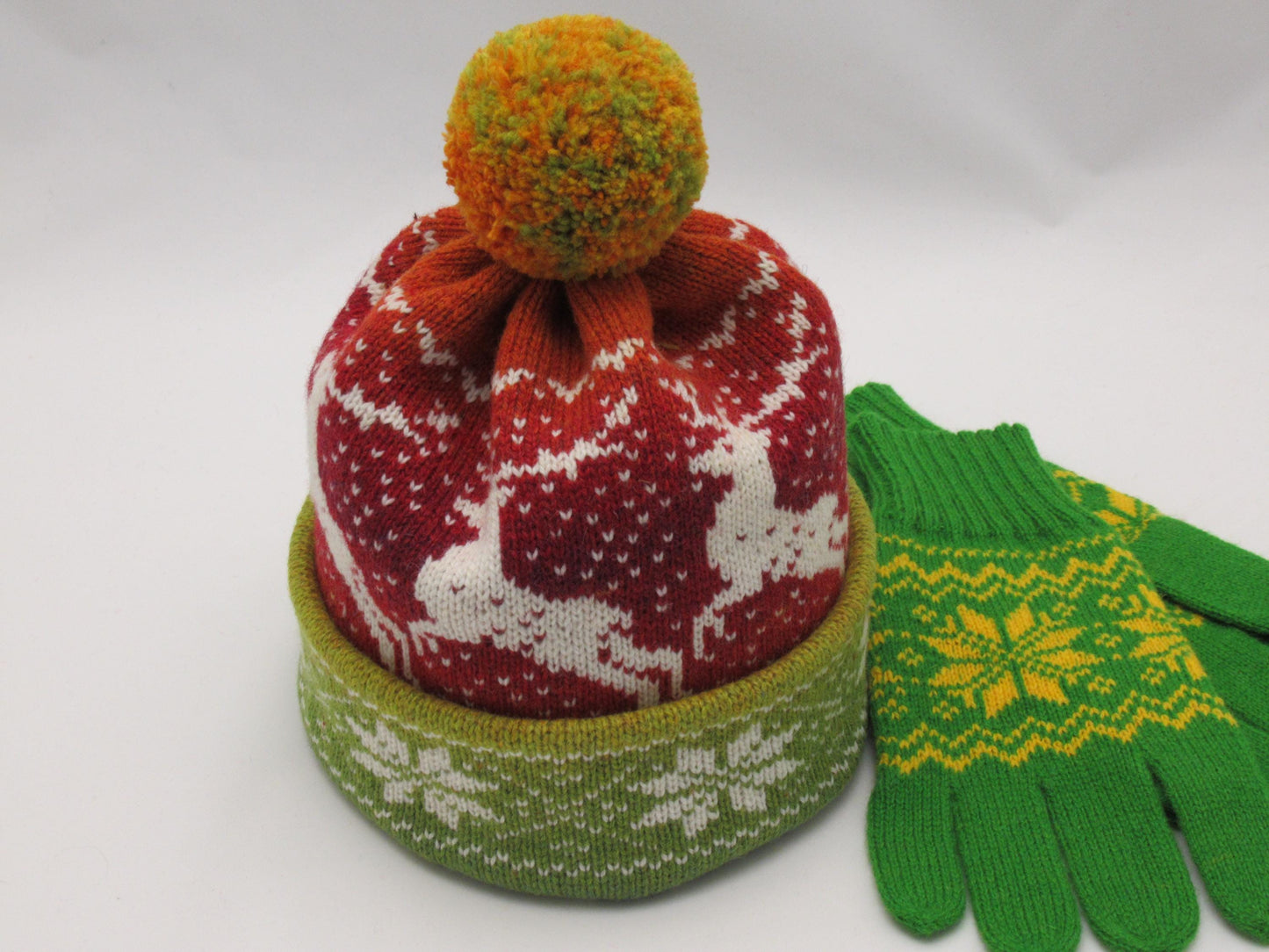 Knitted Wool Hat Beanie in Red and Green.