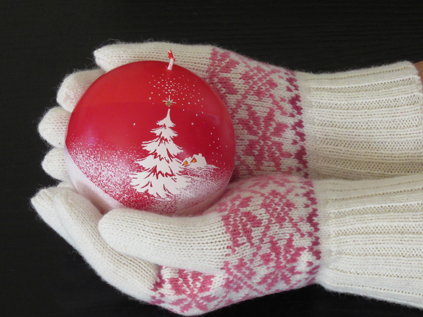 Knitted Wool Gloves in White with Pink Stars.