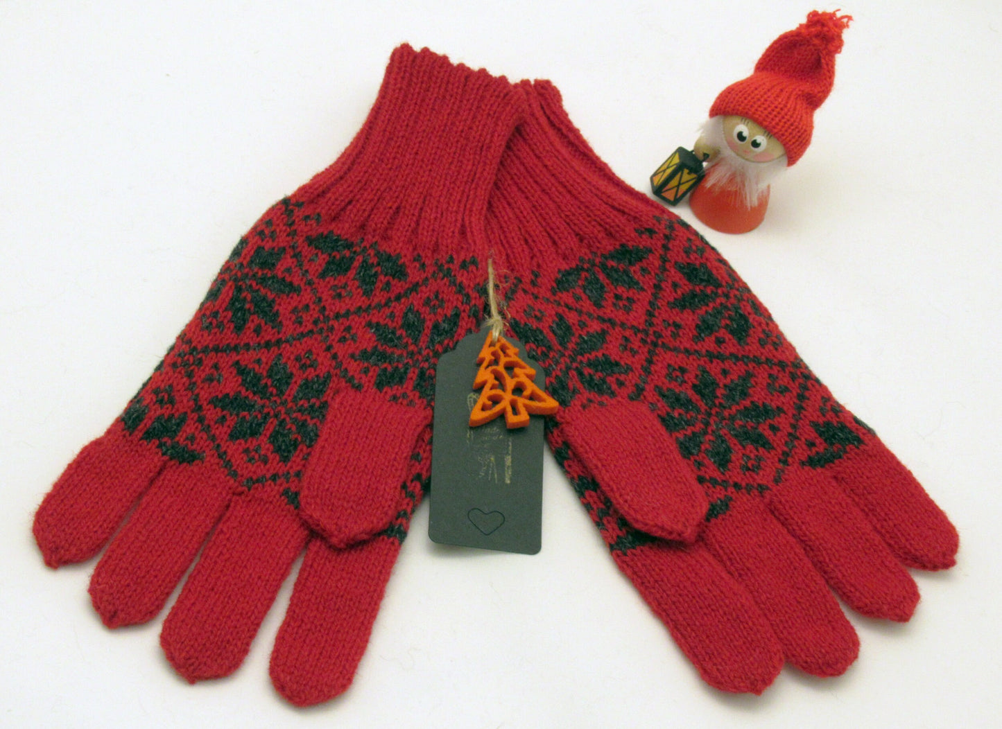 Gestrickte Wollhandschuhe in Rot mit schwarzen Sternen.