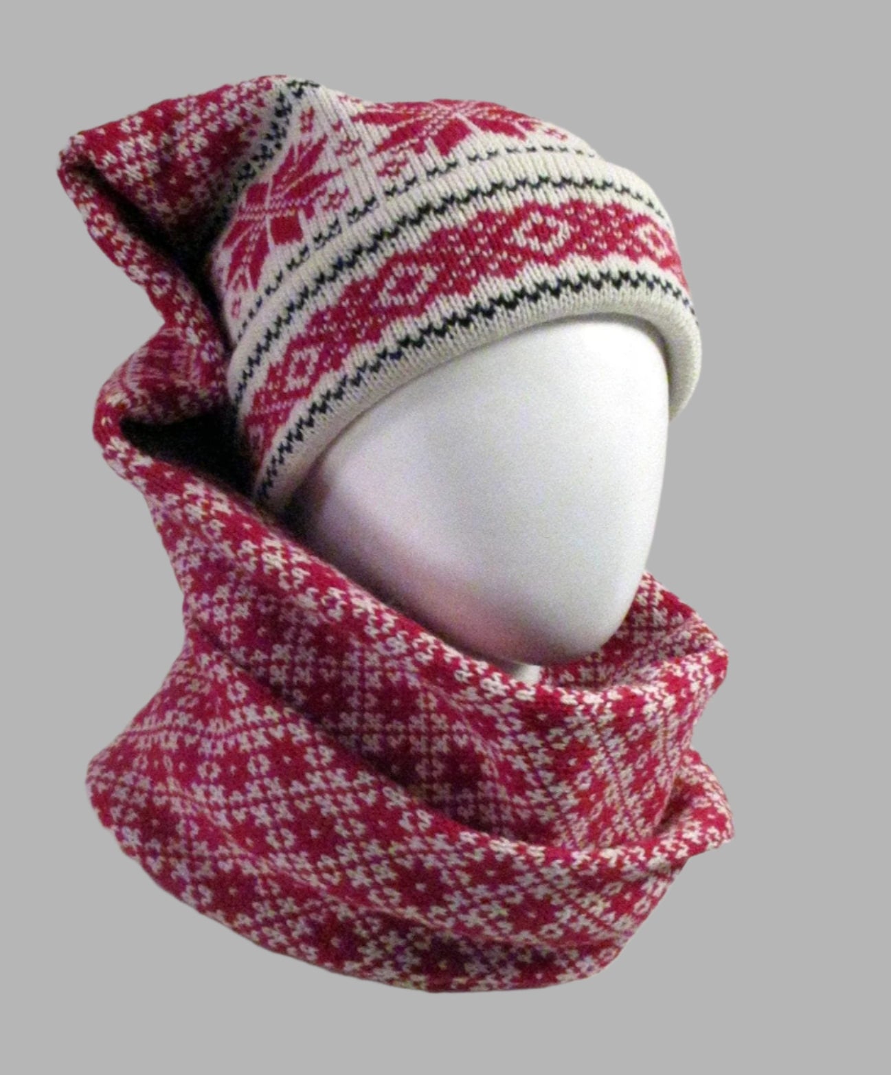 Lange gestrickte nordische Strumpfmütze in Rot.