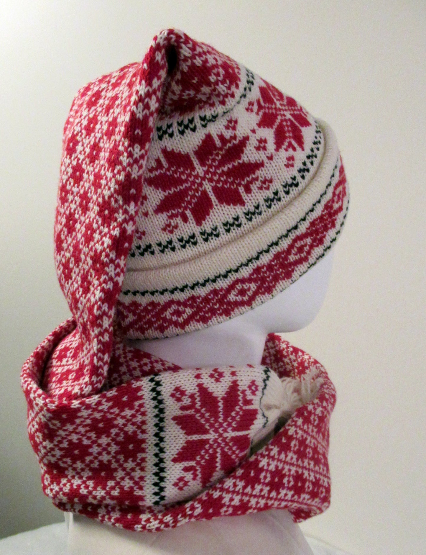 Lange gestrickte nordische Strumpfmütze in Rot.