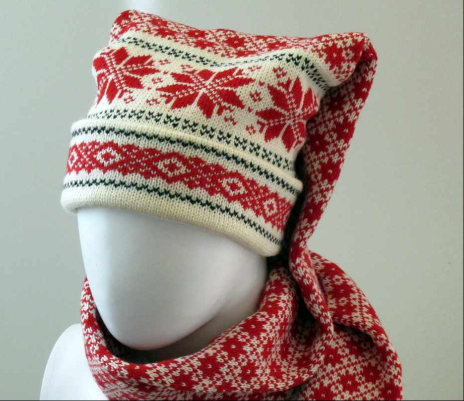 Lange gestrickte nordische Strumpfmütze in Rot.
