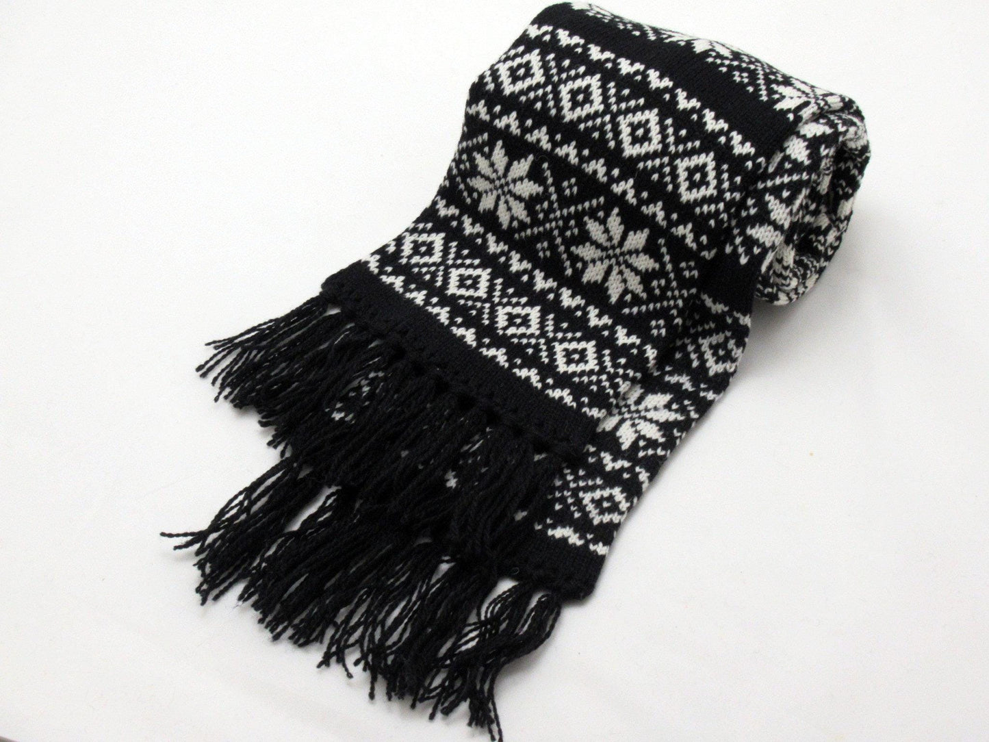 Langer Winterschal in Schwarz mit weißen Sternen.