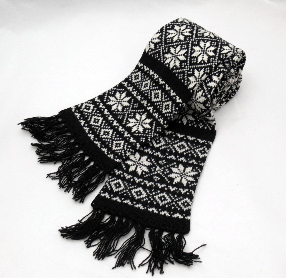 Langer Winterschal in Schwarz mit weißen Sternen.