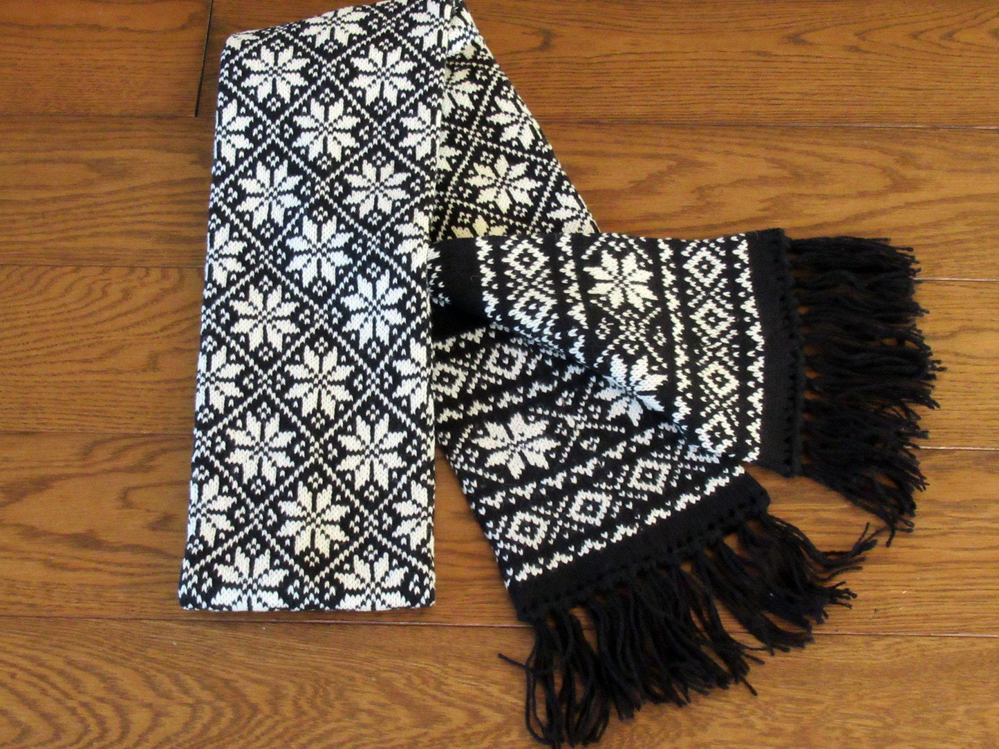 Langer Winterschal in Schwarz mit weißen Sternen.