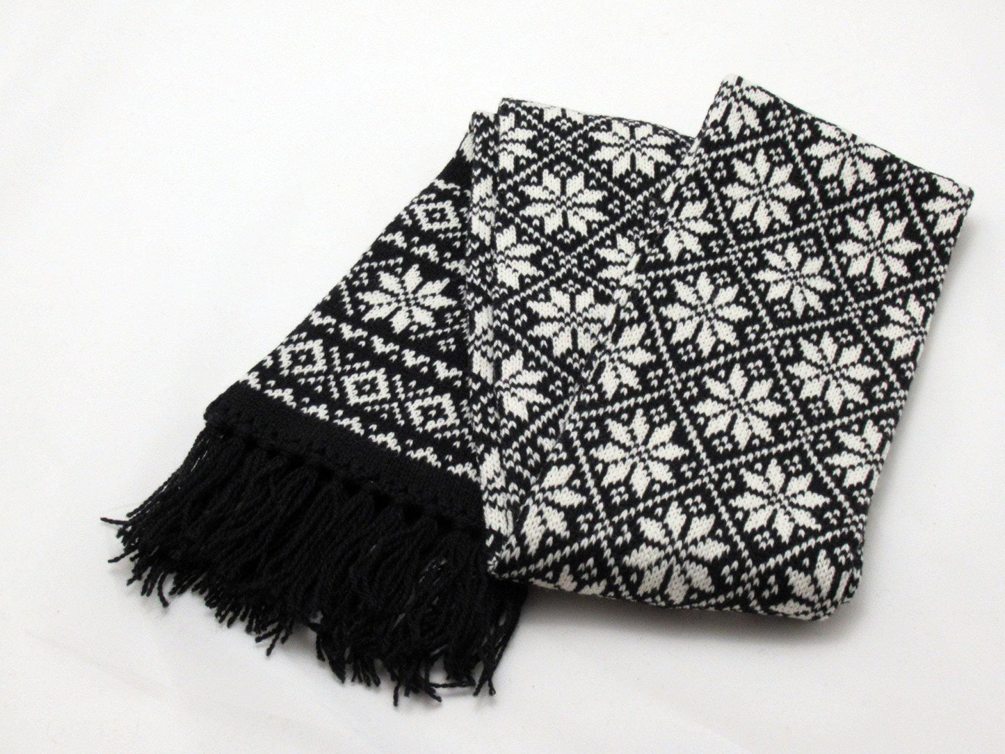 Langer Winterschal in Schwarz mit weißen Sternen.